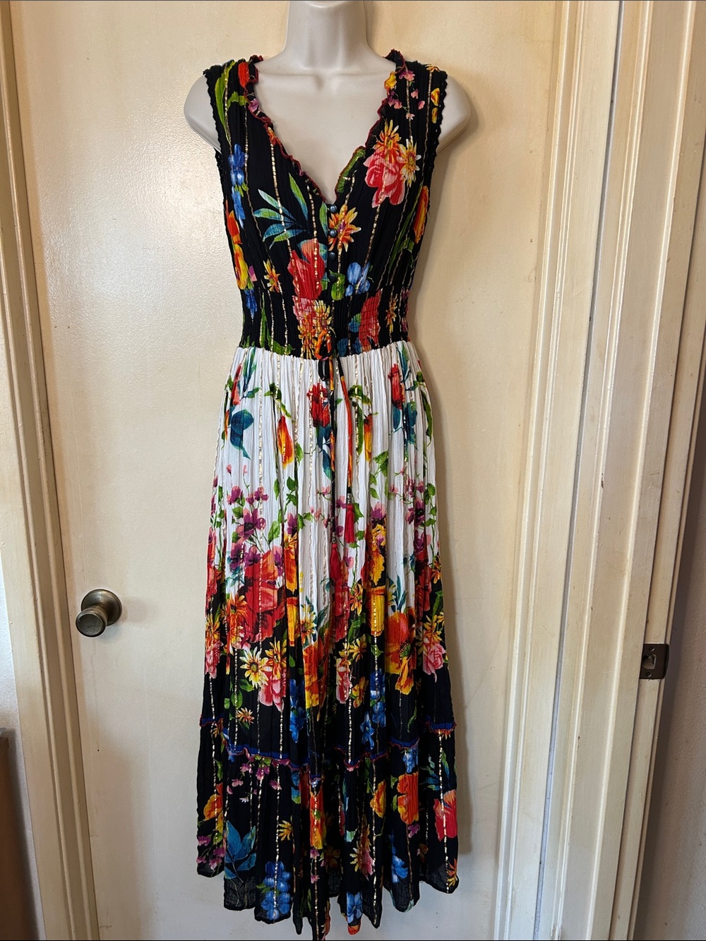 Me 2 Magic Sleeveless Floral V-Neck Maxi Dress in Black and White size S